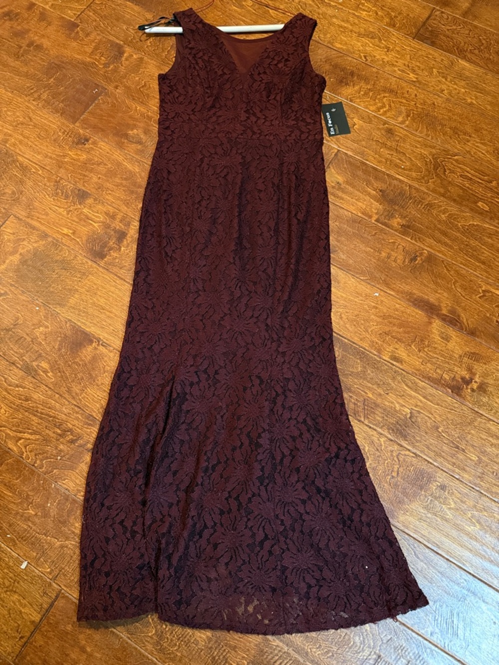 Elegant Burgundy Lace V-Neck Evening Dress